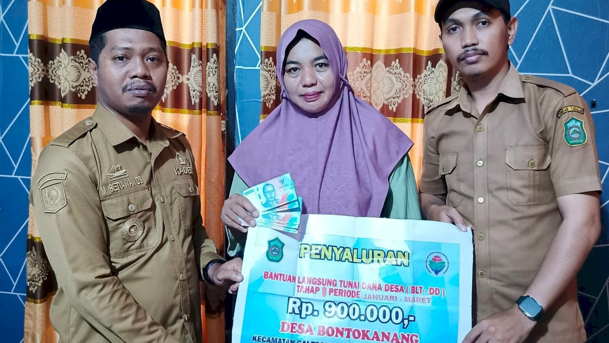 Warga Bontokanang Takalar Terima BLT, Kades Muhammad Setiawan: Semoga Bisa Meringankan Beban Masyarakat