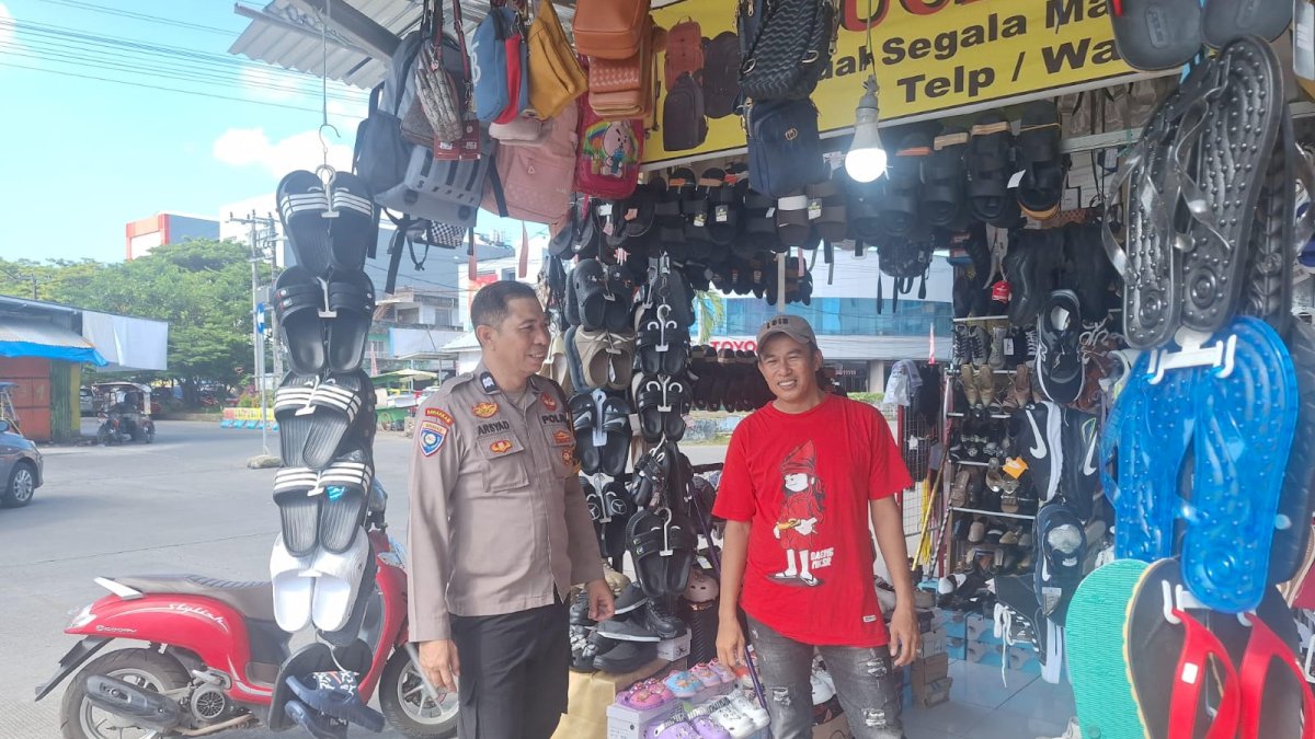 Bhabinkamtibmas Ende Ajak Pedagang Pasar Sentral Makassar Perangi Premanisme