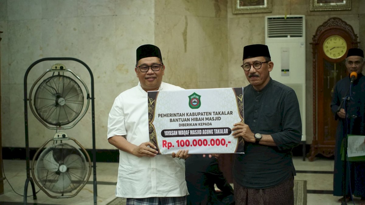Tarwih Perdana Bersama Warga Takalar, Pemkab Takalar Beri Kejutan Hibah Rp100 Juta untuk Masjid Agung