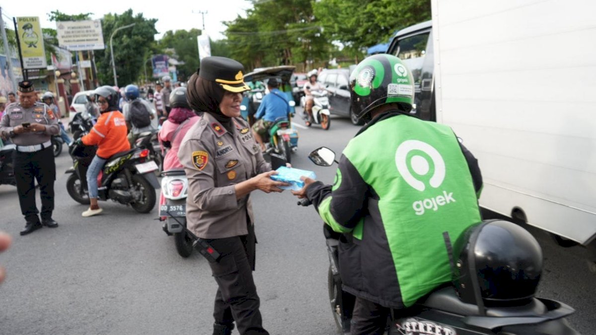 Istiqomah Berbagi, Polres Pelabuhan Makassar Tebar Takjil Gratis di Bulan Ramadan