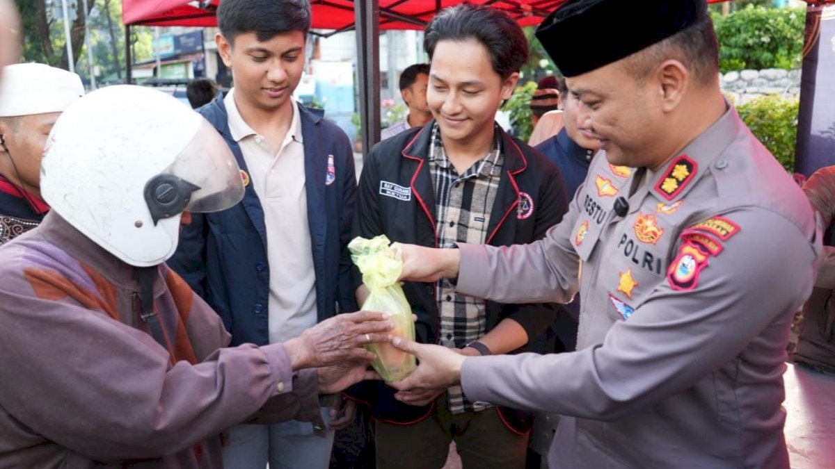 Indahnya Kolaborasi, Polres Pelabuhan Makassar dan Mahasiswa Bagikan Takjil