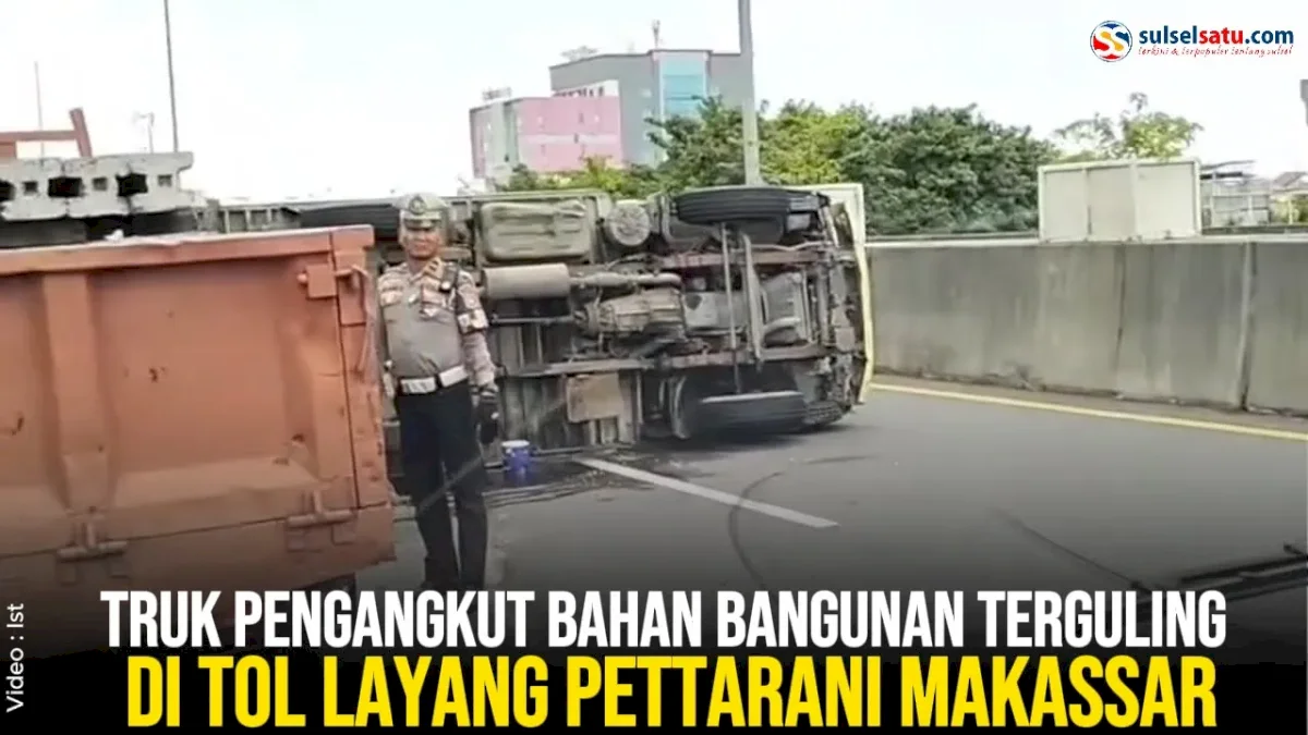 VIDEO: Truk Pengangkut Bahan Bangunan Terguling di Tol Layang Pettarani Makassar
