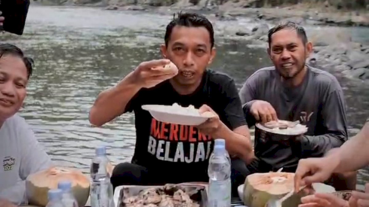 Bupati Syahar Kenalkan Wisata Sungai Lampiring Sidrap, Ajak Warga Menikmati Kuliner di Atas Air