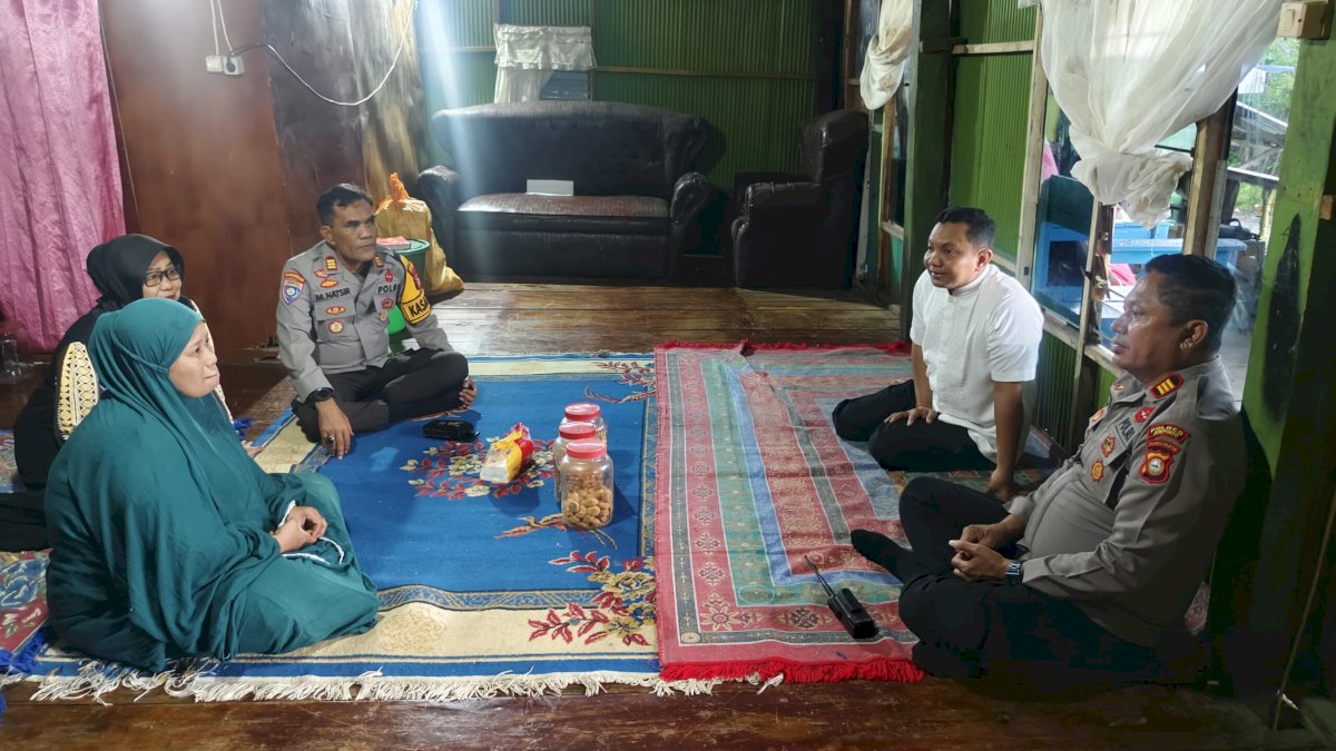 Turut Berdukacita, Kapolres Jeneponto Melayat ke Rumah Bocah Yang Tewas Akibat Tenggelam