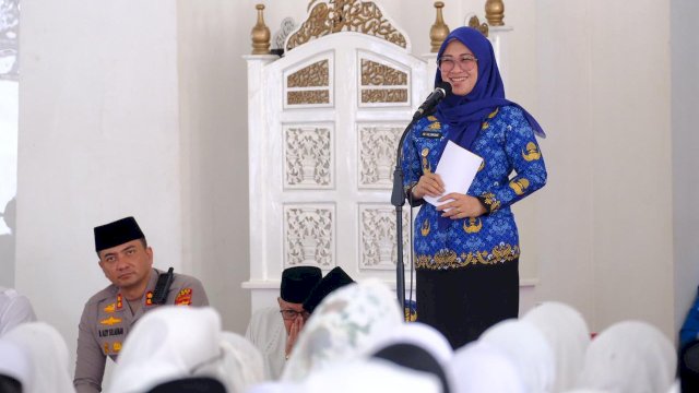 Bupati Husniah saat pelepasan 599 jemaah haji. Foto: Istimewa.