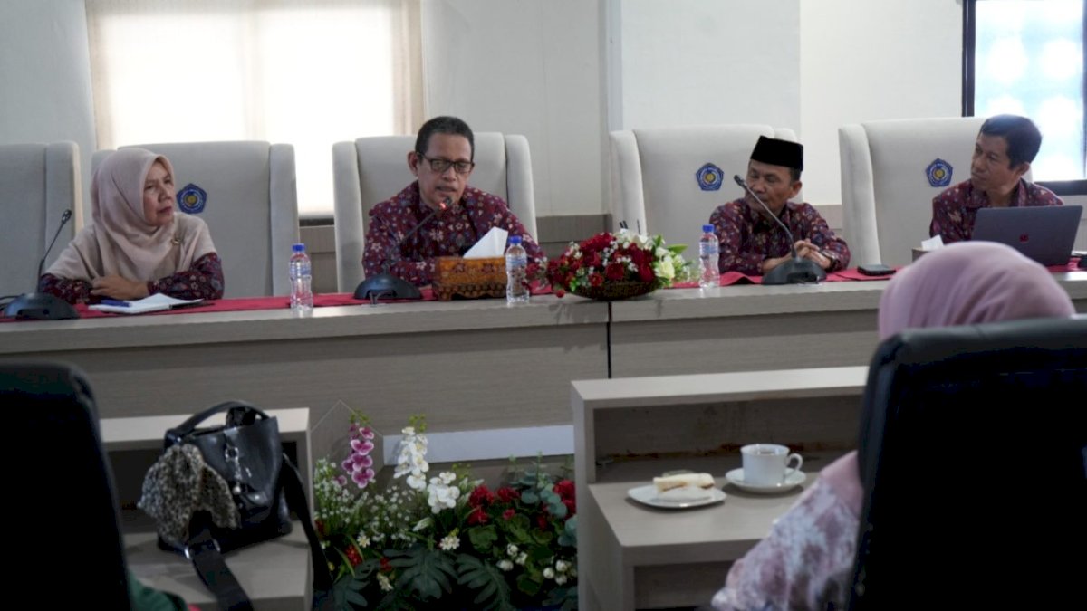Rektor Unismuh Makassar Lepas Delapan Dosen dan Karyawan Berangkat Haji