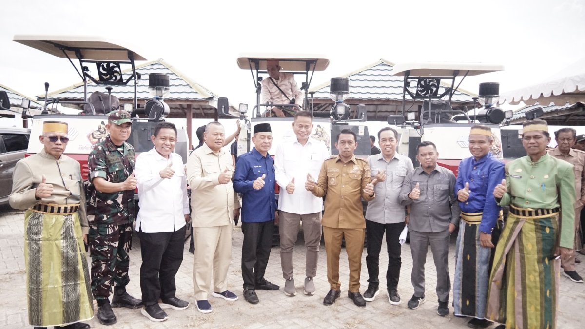 Bupati Syaharuddin Alrif Turun ke Sawah, Musim Tanam April-Juni Resmi Dimulai di Sidrap