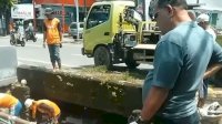Cegah Genangan dan Banjir Satgas Drainase Makassar Bersihkan Saluran di Jl Gunung Bawakaraeng