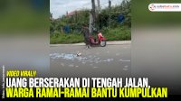 VIDEO: Uang Berserakan di Tengah Jalan, Warga Ramai-Ramai Bantu Kumpulkan