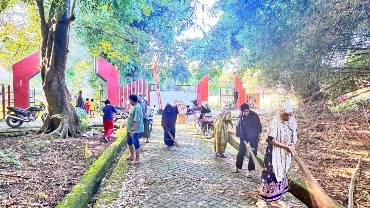 Lurah Lakkang Pimpin Kerja Bakti di Pemakaman, Warga Kompak Jaga Kebersihan Lingkungan