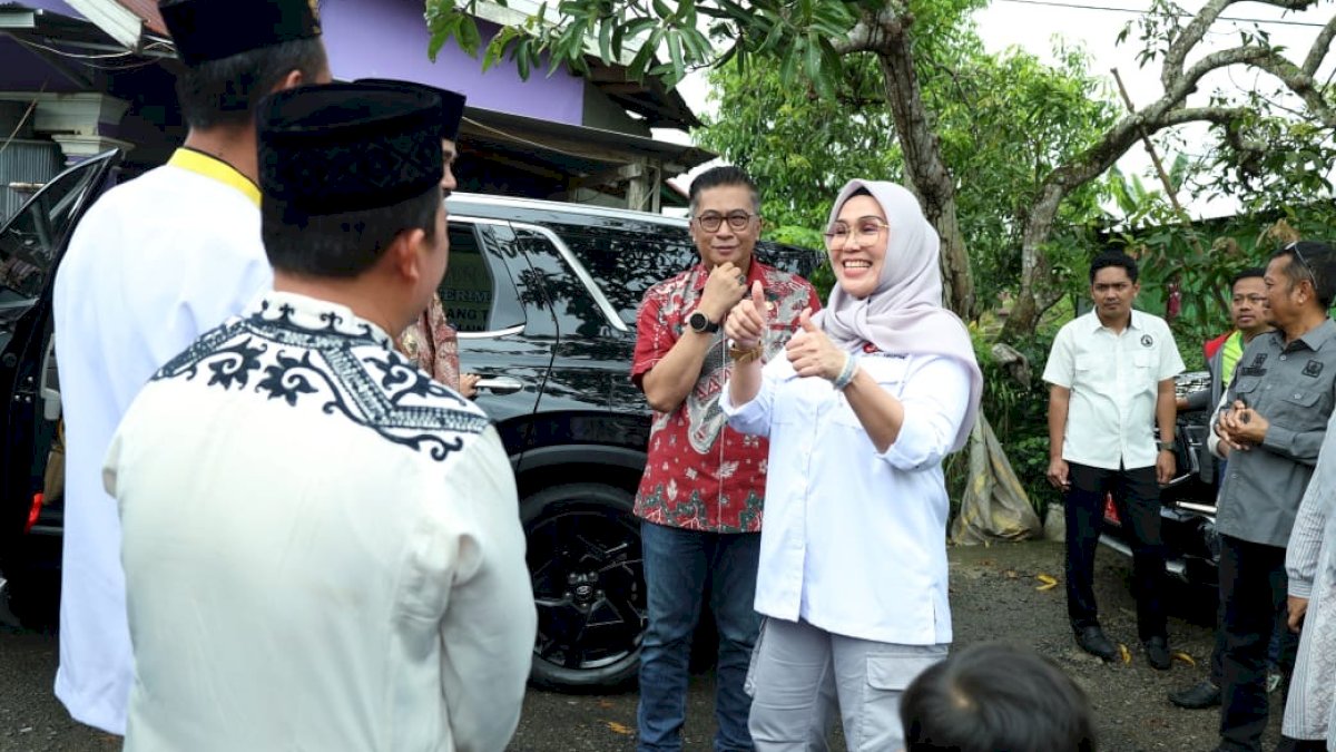 Bupati dan Wakil Bupati Barru Sambangi Korban Kebakaran