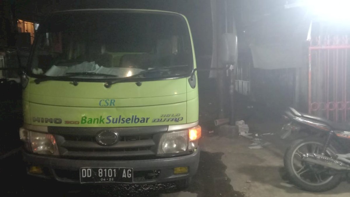 Bukti Kepedulian, Plt Dirut PDAM Hamzah Ahmad Distribusikan Air Bersih Pasca Kebakaran di Pabaeng-baeng