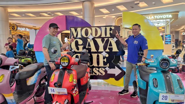 GM Marketing PT SJAM Frengky J Tunandar saat melihat karya modifikasi peserta Fazzio Modifest 2025. Foto: Sri Wahyu Diastuti / Sulselsatu.com.
