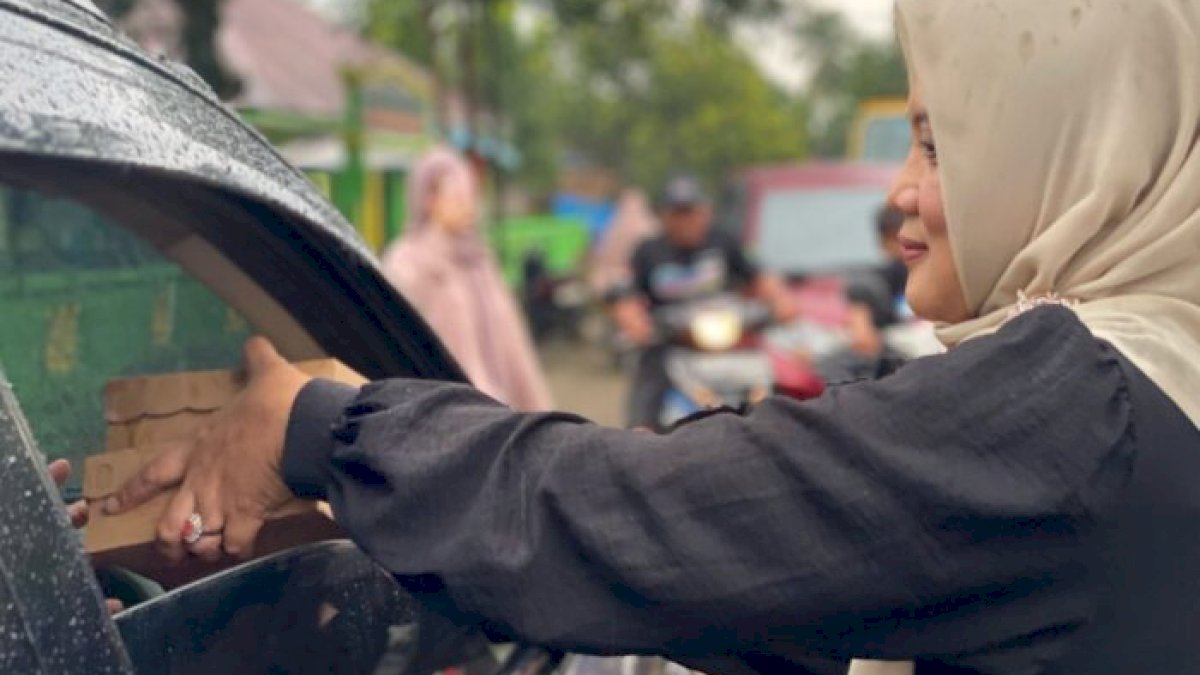 Ibu Bupati bersama Ibu Wakil Bupati Takalar Berbagi Takjil Gratis Kepada Masyarakat Pengguna Jalan