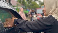 Ibu Bupati bersama Ibu Wakil Bupati Takalar Berbagi Takjil Gratis Kepada Masyarakat Pengguna Jalan