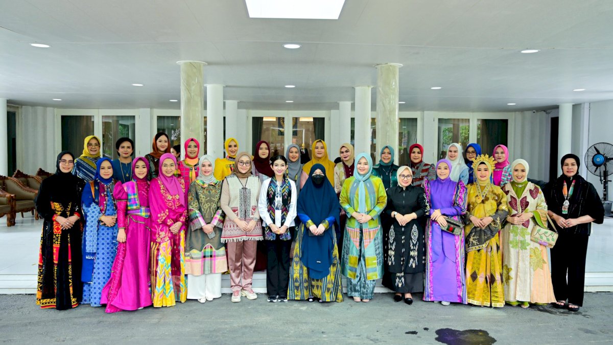 Ketua Dekranasda Parepare Hadiri Fashion Show Wastra Sulsel dan Peluncuran Ruang Bersama Indonesia