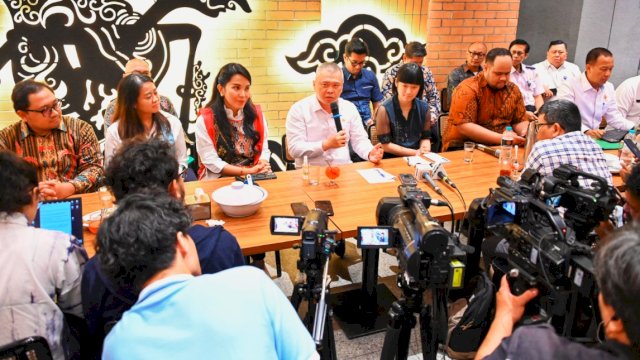 Menteri Perhubungan (Menhub), Dudy Purwagandhi dan empat perwakilan aplikasi transportasi online, saat diskusi publik, di Aroem Resto &amp; Cafe Jakarta, Senin (19/5/2025) lalu. (dok.Dephub.go.id)