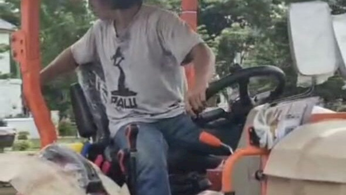 Wujudkan Swasembada Pangan, Bupati Takalar Daeng Manye Serahkan Bantuan Traktor Roda Empat