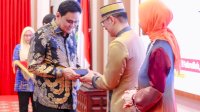Lepas Pamit PJ Gubernur, Bupati Barru Didaulat Penyerahan Cinderamata