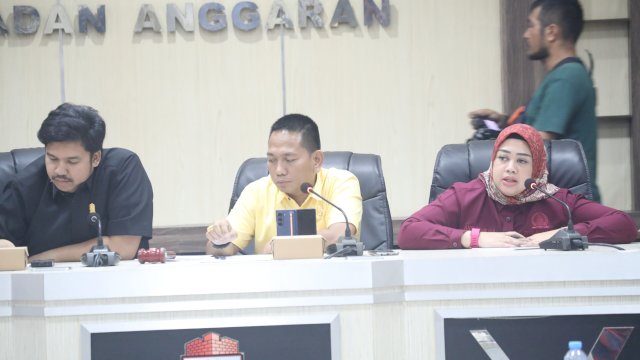 Sekretaris Komisi B DPRD Makassar Andi Tenri Uji Idris (kanan) saat RDP. Ist