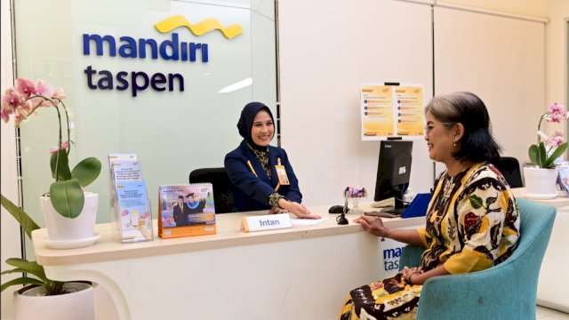 CS Bank Mandiri Taspen sedang menjelaskan produk Mantap Auto Loan (MAL) kepada seorang nasabah. Foto: Istimewa.