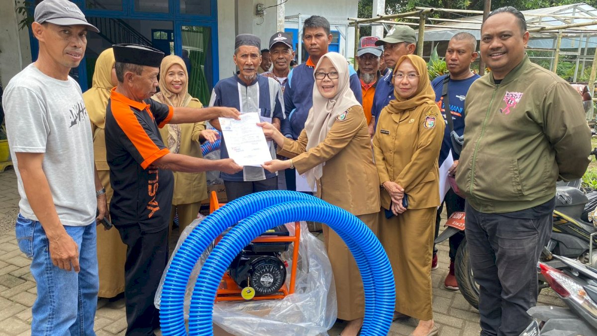 Bantuan Alat Pertanian untuk Warga Barombong, Andi Tenri Uji Apresiasi Respons Cepat DPP Makassar