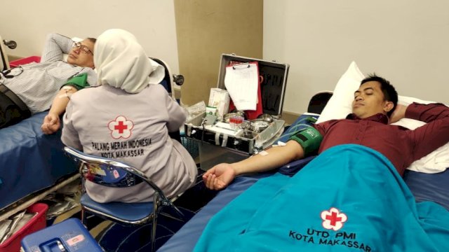 Donor darah Aston Makassar sambut ulang tahun ke-13. Foto: Istimewa.