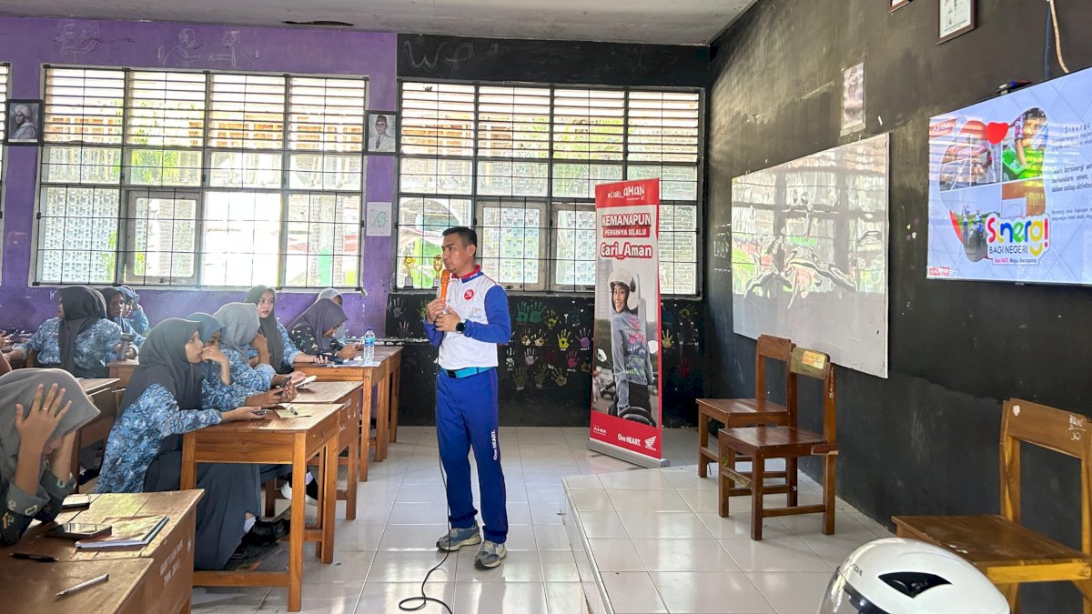 Asmo Sulsel Edukasi Safety Riding di SMAN 8 Gowa, Hadirkan Kuis Berhadiah hingga Riding Test Honda EM1