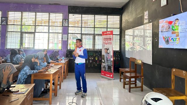 Edukasi safety riding Asmo Sulsel di SMAN 8 Gowa. Foto: Istimewa.