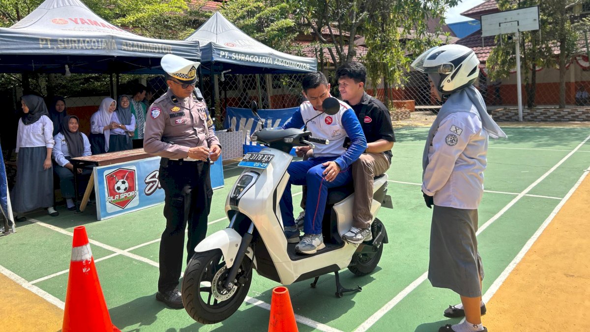 Lewat Edukasi Safety Riding, Asmo Sulsel Ajak Siswa SMKN 4 Gowa Riding Test Honda EM1