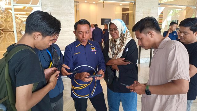 Bupati Sidrap Syaharuddin Alrif saat berbincang dengan sejumlah wartawan di Makassar. Foto/SS