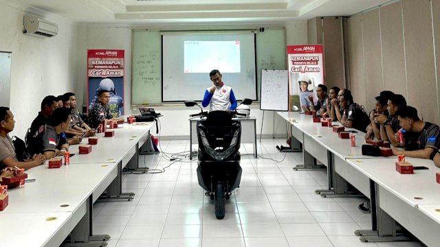 Asmo Sulsel edukasi safety riding kepada karyawan PT Bravo Makassar. Foto: Istimewa.