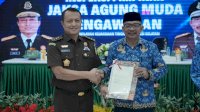 Jamwas Kejagung Serahkan Sertipikat Tanah Wakaf Masjid kepada Kemenag Pangkep di Kejati Sulsel