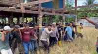 Polisi dan Warga Gotong Royong Pindahkan Rumah Panggung, Lestarikan Tradisi di Jeneponto