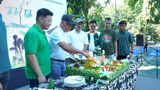Pemotongan tumpeng perayaan HUT Bukit Baruga dan Bugis Waterpark Adventure. Foto: Istimewa.