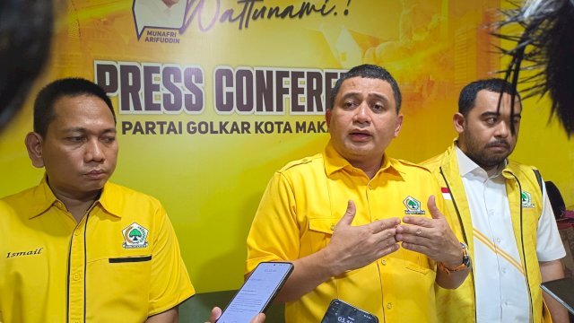 Munafri Arifuddin bersama Sekretaris DPD II Golkar Makassar Suharmika dan Ismail. Foto/SS