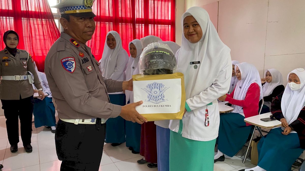 Satlantas Polres Bulukumba Sosialisasikan Tertib Berlalu Lintas di Kampus STIKES
