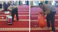 Usai Pengamanan, Personel Polres Jeneponto Spontan Bersihkan Sampah di Masjid Agung