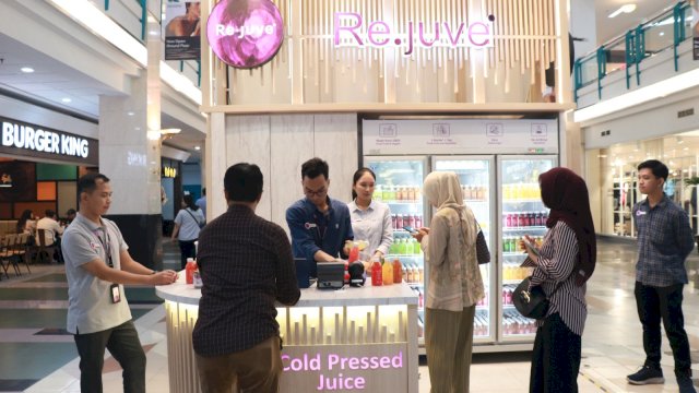 Pengunjung saat memberi jus di store Re.juve di MaRI. Foto: Istimewa.