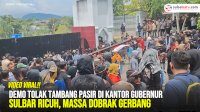 VIDEO: Demo Tolak Tambang Pasir di Kantor Gubernur Sulbar Ricuh, Massa Dobrak Gerbang