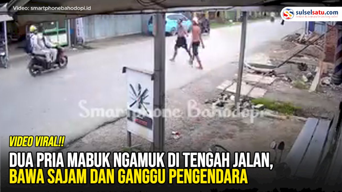 VIDEO: Dua Pria Mabuk Ngamuk di Tengah Jalan, Bawa Sajam dan Ganggu Pengendara