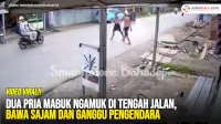 VIDEO: Dua Pria Mabuk Ngamuk di Tengah Jalan, Bawa Sajam dan Ganggu Pengendara
