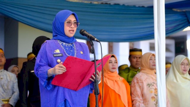 Bupati Gowa Sitti Husniah Talenrang saat sambutan di hari Pendidikan Nasional. Foto: Istimewa.