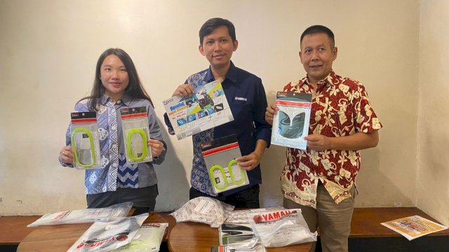 Area Part Development PT SJAM Agung Dewantara (tengah) saat menunjukkan salah satu paket aksesori kit Yamaha Fazzio. Foto: Istimewa.