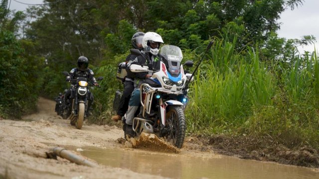Honda Big BOS Sulawesi Journey 3 melintasi jalan Sulawesi. Foto: Istimewa.