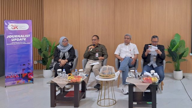 Kepala Kantor OJK Sulselbar Moh Muchlasin (kiri) saat journalist update OJK Sulselbar. Foto: Sri Wahyu Diastuti / Sulselsatu.com.