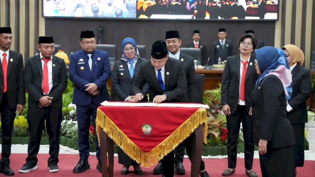 Bupati Gowa Sitti Husniah Talenrang serahkan laporan keuangan di DPRD Kabupaten Gowa. Foto: Istimewa.
