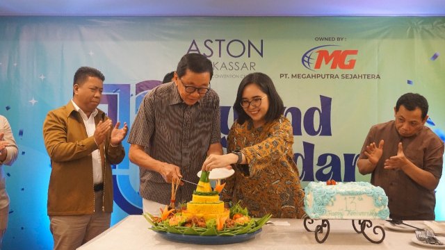 Potong tumpeng di acara HUT Aston Makassar ke-13. Foto: Istimewa. 