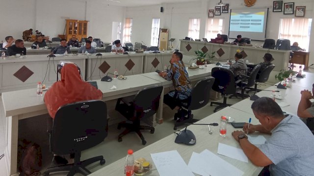 Rapat anggota DPRD Luwu Timur saat menghadirkan Guru Besar Hukum Pertambangan Universitas Hasanuddin, Prof Abrar Saleng. Foto: Istimewa. 