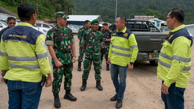 Komandan Korem 141/Toddopuli Brigadir Jenderal TNI Andre Clift Rumbayan kunjungan ke area Proyek Awak Mas di Rante Balla. Foto: Istimewa.